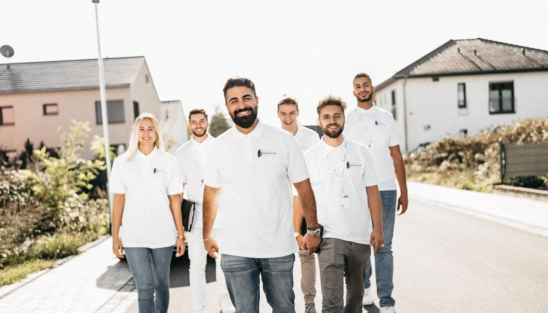 Außendienstteam von D.A. Direktvertrieb in einem Wohngebiet unterwegs zum Kundentermin